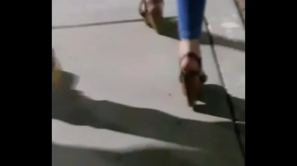 Chica buenota en pantalones az&uacute;les caminando en c&aacute;mara  lenta (2da parte)