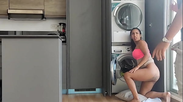 &iexcl;La madrastra latina se queda atrapada en la lavadora y el hijastro se la folla!  