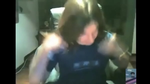 Dross muestra las nalgas  