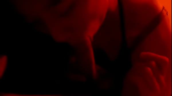 「是妳太犯賤！」女大生啪啪影片遭"好姐妹"印傳單瘋傳 {口交篇2}