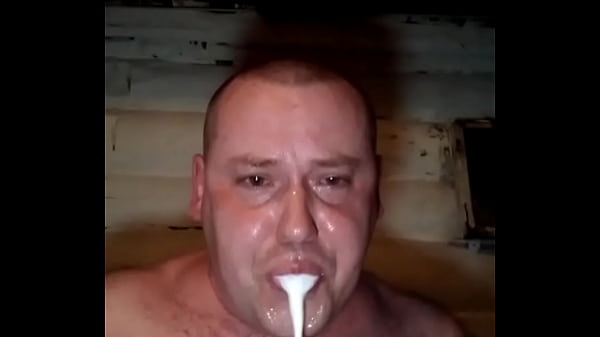 Русский гей тренирует свою глотку глубоко глотать член, чтобы потом доставить больше удовольствия своему парню.