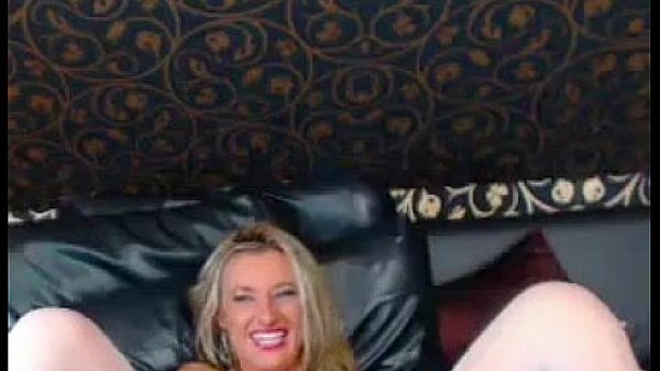 Beautiful Big Boob Amateur MILF Fucks Her Pussy on Webcam