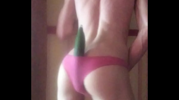 Un gros l&eacute;gume dans mon petit cul 