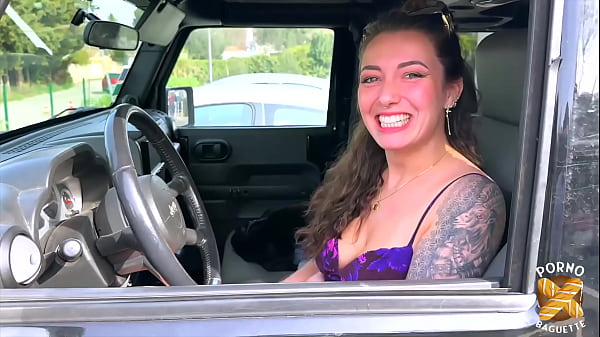 Livia, jeune coquine, bouffe de la bite et de la chatte