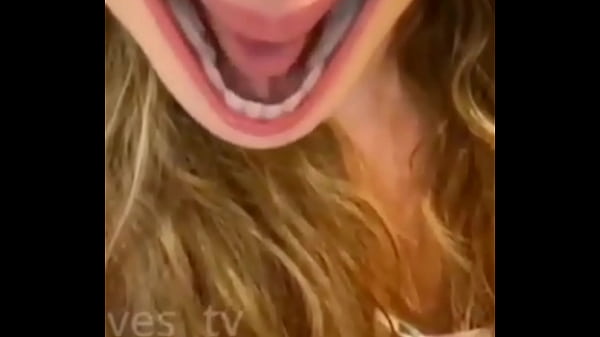 Luara mostra o bico do peito