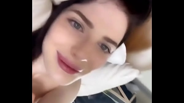 Branquinha gostosa, da buceta linda se tocando  