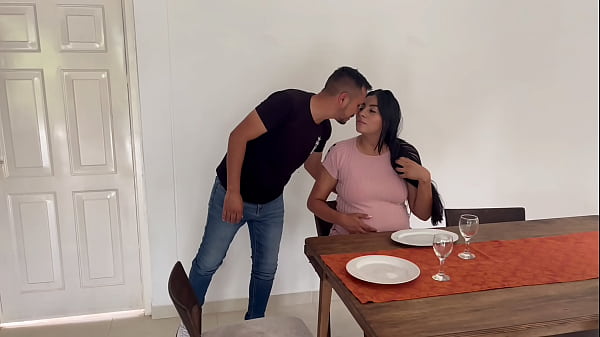 Cena rom&aacute;ntica termina con sexo en la cocina parte 1