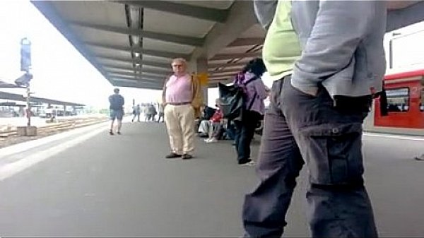 que neca marcada na esta&ccedil;&atilde;o de trem. filmei
