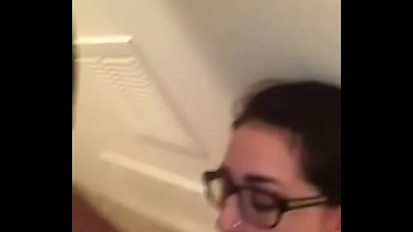 Fumandose un tabasco mientras se le chupan la verga