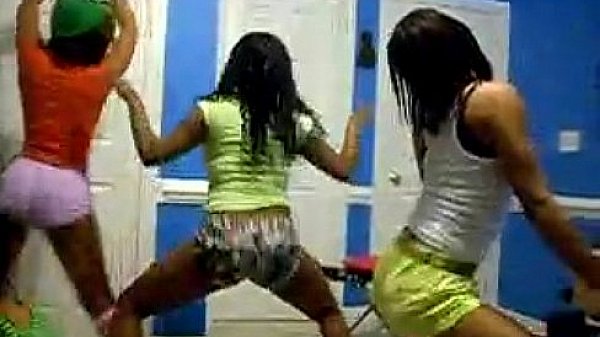 4 ebonys dancing to back dat ass up