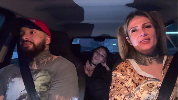 Motorista de aplicativo pega uma passageira que acabou de completar a maior idade 18 anos novinha ! N&atilde;o aguentou teu deu um presente chupando os peitos durinho e pequenos at&eacute; gozar no banco  