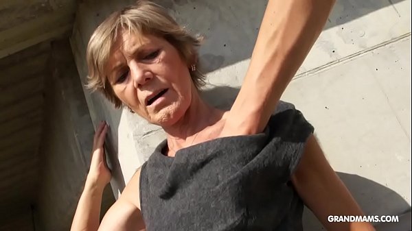 Hot blonde tattooed old cougar gives the best blowjobs  