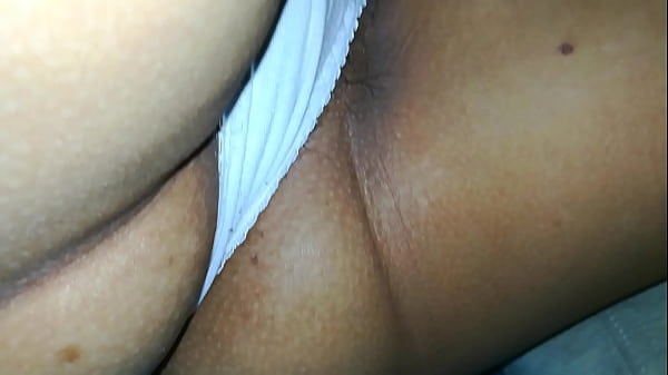 mi esposa Alejandra bajo las sabanas  