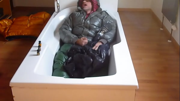 plan uro avec pantalon duvet US Army superposition de millet piss gaz