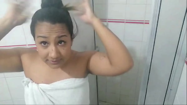 mi hermanastra siempre me ha tenido ganas y esta vez la voy a complacer, deje que entrara a mi ducha mientras me ba&ntilde;aba y empezamos a darnos cari&ntilde;o 