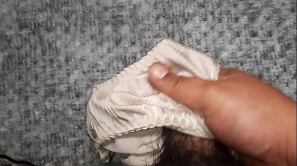 Le dej&eacute; la leche a los calzones usados de sat&iacute;n de mi compa&ntilde;era