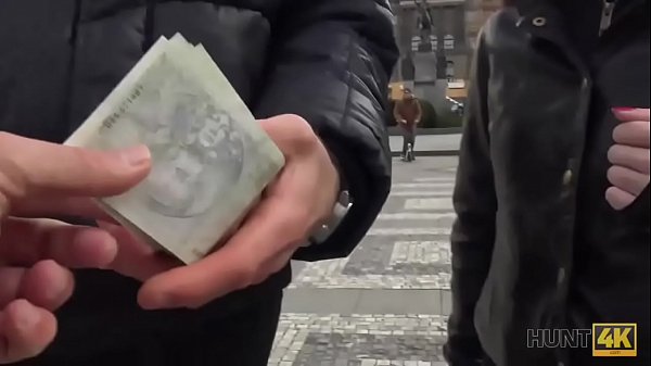 HUNT4K. Cuckold beobachtet, wie die versaute Freundin einen gro&szlig;en Schwanz reitet