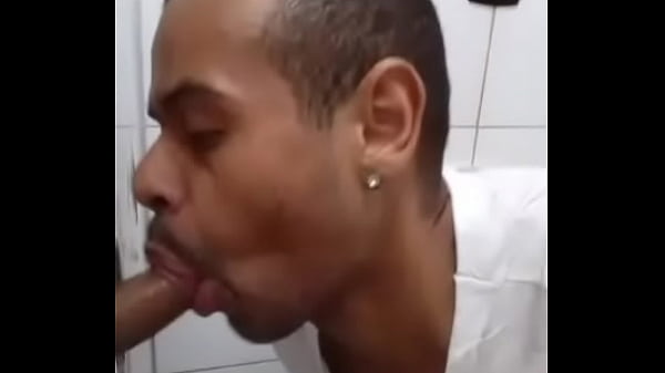marte chupando pauzao no glory hole banheirao