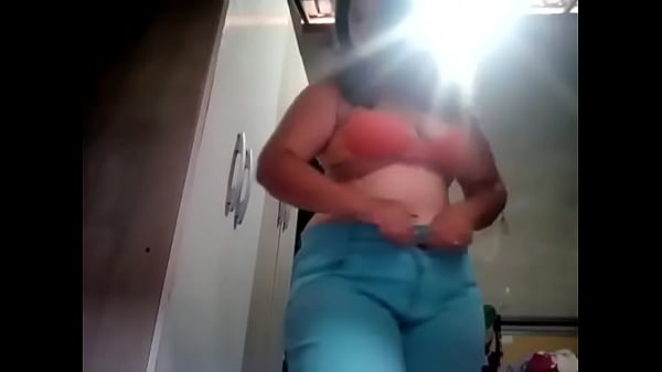 Gatinha foi gravar nua e caiu na Net