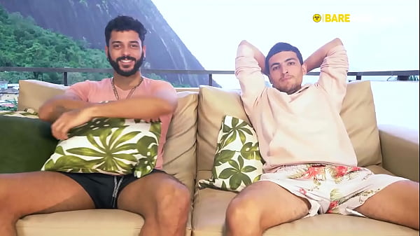 Lubrificando o pau grande com a boca 