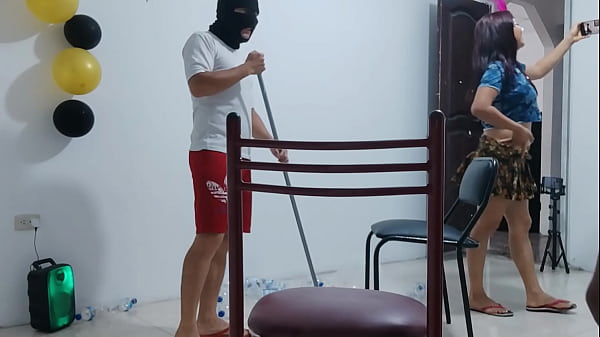 los empleados tienen una escena erotica en horarios laborales mientras limpian la oficina