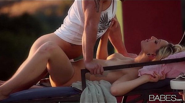 Sunset blond strips out of her bikini & gives her man a quick lay