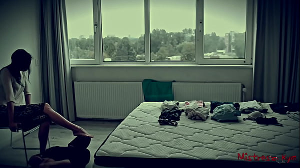 Submissive worships Mistress Kym feet  