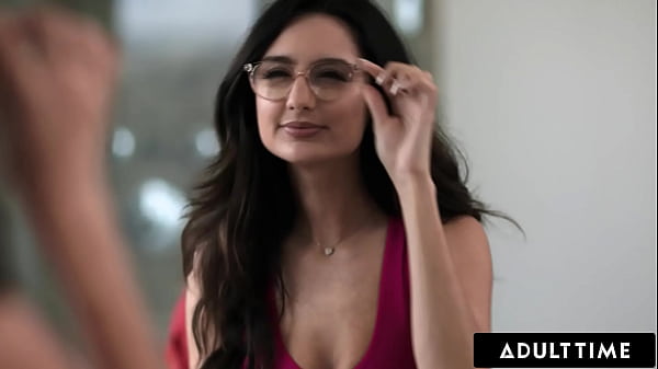 Hot Babe Puts Wrong Glasses - DE