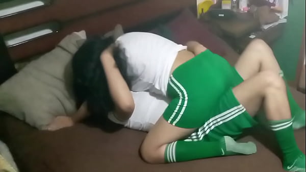 Colegiala invita a su compa&ntilde;ero de clase a su casa, ella quer&iacute;a cojer