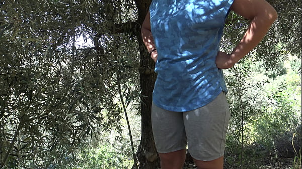 La femme d'un fermier montre sa chatte poilue &agrave; son beau-fr&egrave;re excit&eacute;  