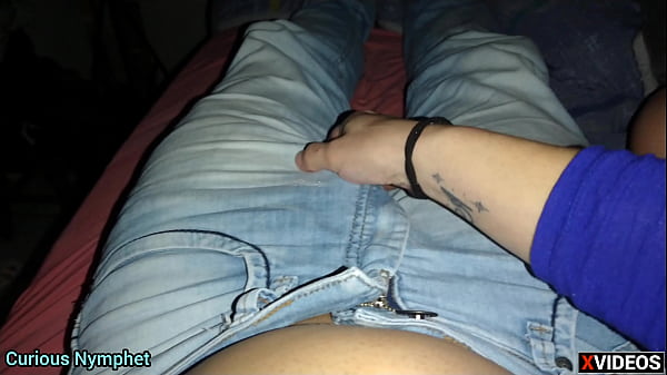 Curious Goddess - gostosa bunda grande branquinha punheta com os pezinhos chupando bucetinha cabeludinha gozando dentro