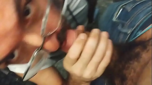 Levando leita na boca no banheiro da rodovi&aacute;ria.  