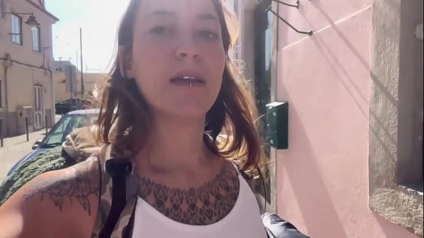 Damiana, brasileira safada pela Europa - Lavando carro sem calcinha EP1