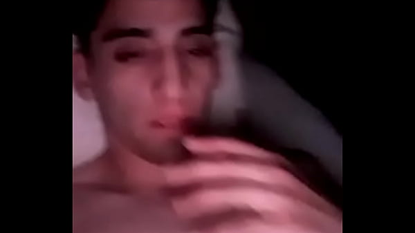 Chileno corriendose en cama