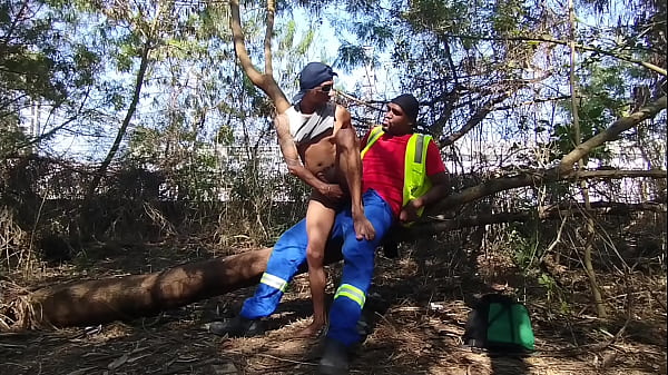 Trabalhador fode com seu ajudante baixinho no final da esta&ccedil;&atilde;o de trem