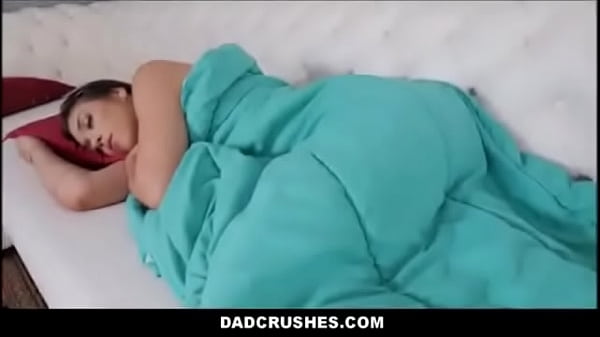 Padrastro se come a la hijastra