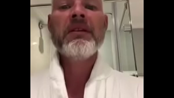 Batendo uma punheta no video