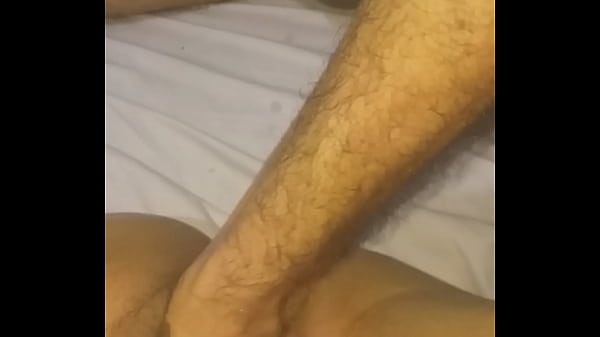 Novinha de 26 anos  com a m&atilde;o enfiada na xoxota 