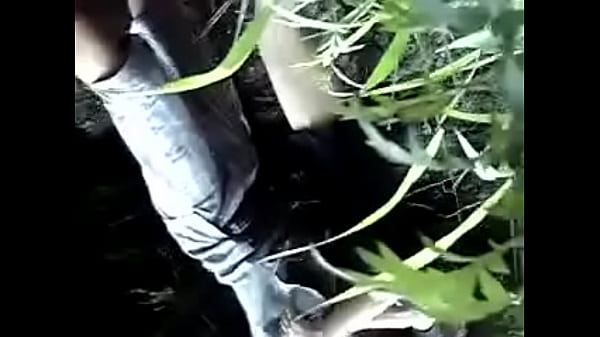 素人女子がアウトドアで金蹴り  