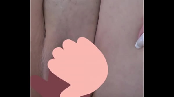 mulher mais nova com tatuagens fodendo com pauzudo