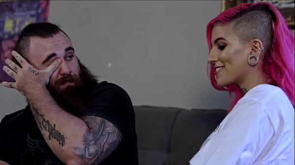 GOSTOSA TATUADA ACORDA COM TES&Atilde;O DEPOIS DA FESTA E PROCURA O AMIGO PARA SE SATISFAZER