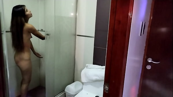 Miro tras la puerta a mi cu&ntilde;ada y la atrapo en la ducha. 