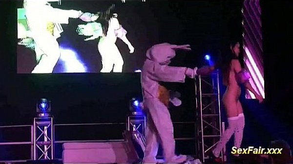 Doll has live show with bunny