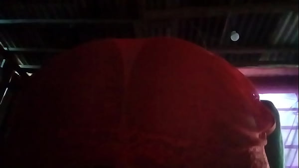 Camisola vermelha. E calcinha fio dental brancq