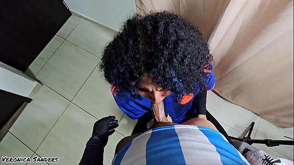 Perd&iacute; una apuesta y se lo chupo con mucha saliva