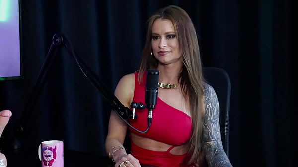 Acabou vazando o seu nude, a m&atilde;e ajudou em uma grava&ccedil;&atilde;o e o sexo ainda tem muito tabu - Tati Weg (SHEER/RED)