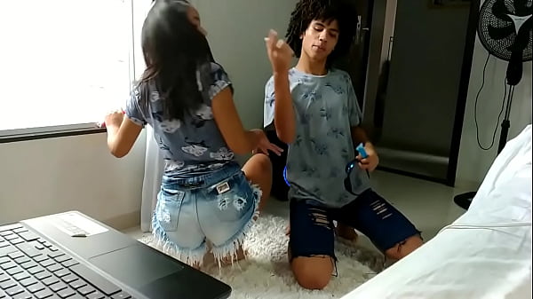 Rebolando com meu irm&atilde;o  