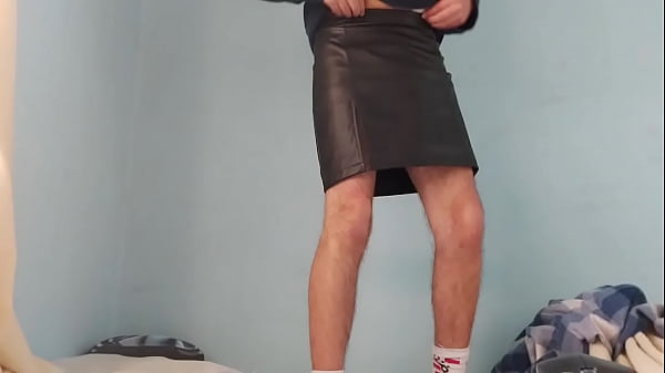 mostrandoles mis medias y mi nueva faldita