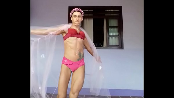 Ninfeta novinha dan&ccedil;ando rebolando safada