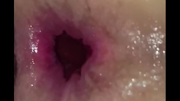 Je lui dilate le fion comme il faut. Et elle adore &ccedil;a la cochonne